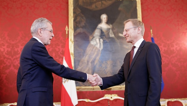 Per Handschlag wurde Thomas Stelzer (r.) durch Bundespräsident Alexander Van der Bellen angelobt (Bild: GEORG HOCHMUTH/APA)