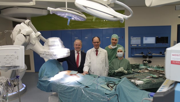 Spitals-Leiter Heinz Brock (li.) und Primar Clemens Steinwender im neuen Operationssaal (Bild: Markus Schütz)