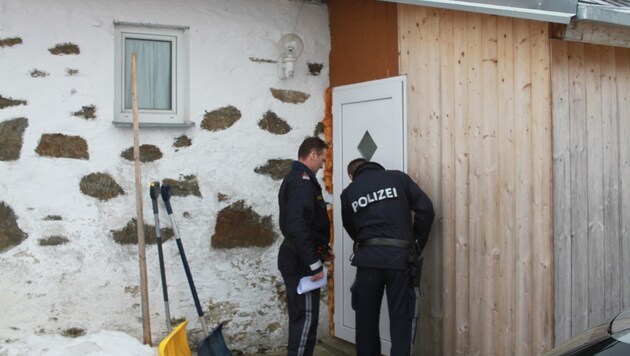 Polizisten untersuchen den Tatort in Hellmonsödt. Der Täter ist in Haft, das Opfer außer Gefahr. (Bild: Christoph Gantner)