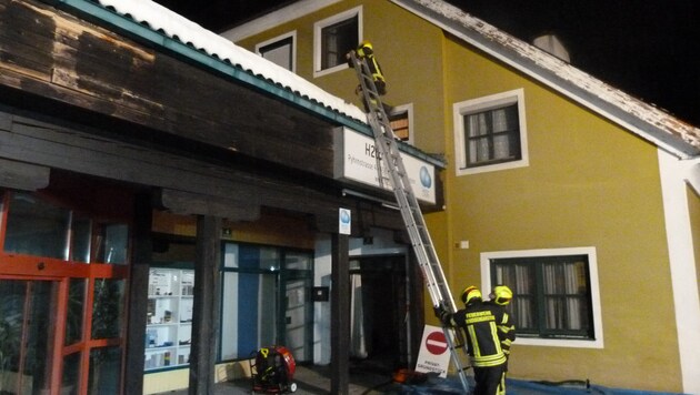 Beim nächtlichen Einsatz in Windischgarsten konnten die Feuerwehrleute das Gebäude retten (Bild: FOTOKERSCHI.AT/KERSCHBAUMMAYR)