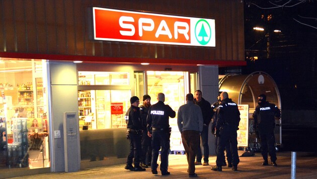 Ermittler direkt nach dem Überfall am Tatort in Linz-Urfahr, gegenüber der Polizeiinspektion Dornach (Bild: Johann Haginger)