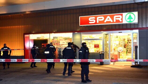 Kurz nach dem Überfall war ein Großaufgebot der Polizei samt Cobra am Tatort in Linz-Urfahr (Bild: Johann Haginger)