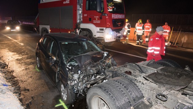 Der Peugeot wurde beim Anprall auf die Lkw-Zugmaschine demoliert, der Lenker (32) starb im Wrack (Bild: FOTOKERSCHI.AT)