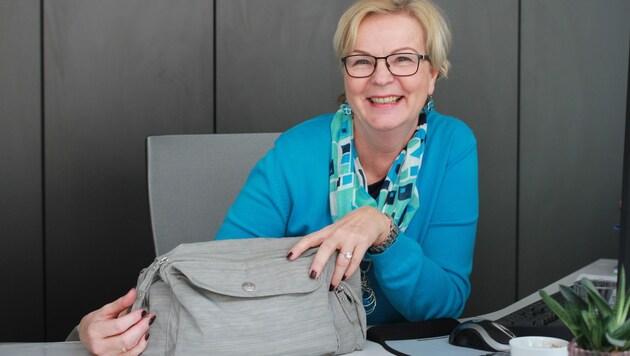 Renate Steiner-Labacher mit ihrer geliebten Handtasche, die schon fast verloren geglaubt war (Bild: Christoph Gantner)