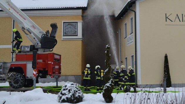 180 Feuerwehrleute verhinderten in Enzenkirchen, dass die Bekleidungsfirma völlig abbrannte (Bild: FF Enzenkirchen)