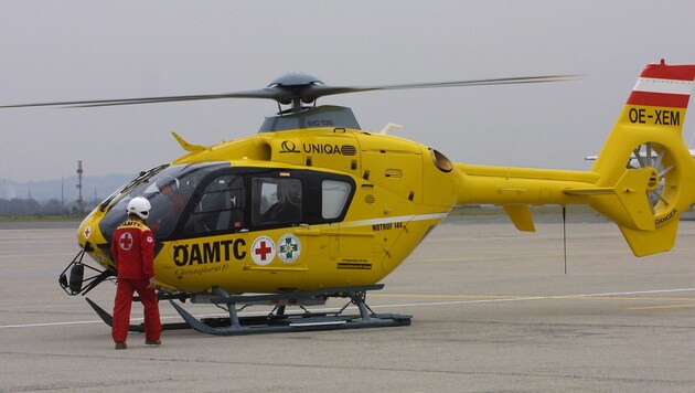 Auch Rettungshelikopter C10 war von Linz ins Mühlviertel geschickt worden, konnte nicht helfen. (Bild: KRONEN ZEITUNG/CHRIS KOLLER)