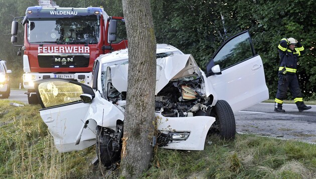 Bei diesem Unfall in Aspach war klar, wer lenkte: Die 18-Jährige saß schwer verletzt noch am Steuer (Bild: Manfred Fesl Mattighofen Austria)