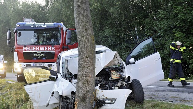 Bei diesem Unfall in Aspach war klar, wer lenkte: Die 18-Jährige saß noch schwer verletzt am Steuer. (Bild: Manfred Fesl)