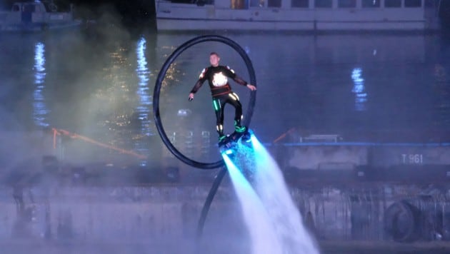 Ein Flyboard-Pilot, der auf Wasserfontänen tanzte, faszinierte die mehr als 100.000 Zuschauer. (Bild: Kronen Zeitung/ Chris Koller)