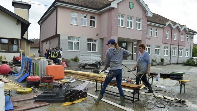 In Weng wurden die aus den gefluteten Kellern von Gemeindeamt und Mehrzweckhalle gereinigt (Bild: Manfred Fesl)