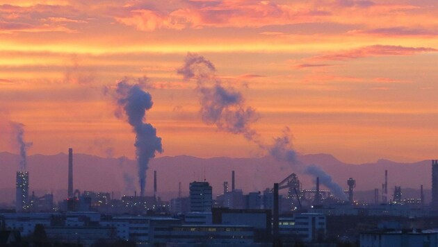 Rauchenden Schornsteine über dem Linzer Industriegebiet sind nicht mehr das große Luftgüteproblem (Bild: Werner Pöchinger)