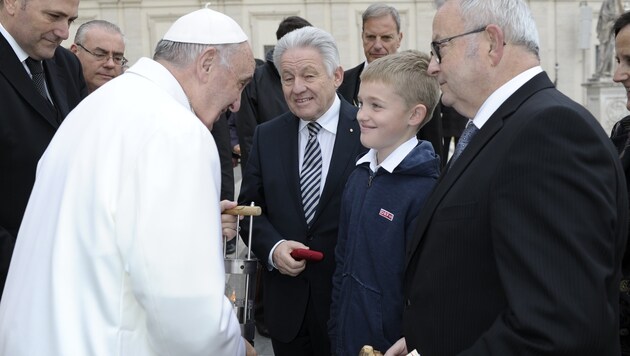 Niklas übergab Papst Franziskus das Friedenslicht. Begleitet wurde er von LH Josef Pühringer. (Bild: Servizio Fotografico - L´ Osserv)