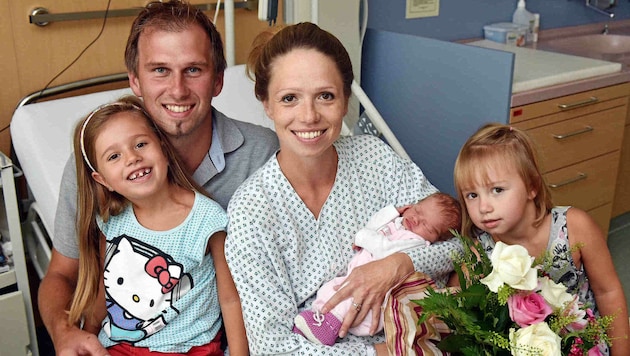 Die ersten Besucher von Selina im Spital waren natürlich die großen Schwestern Nina und Emelie. (Bild: Markus Wenzel)