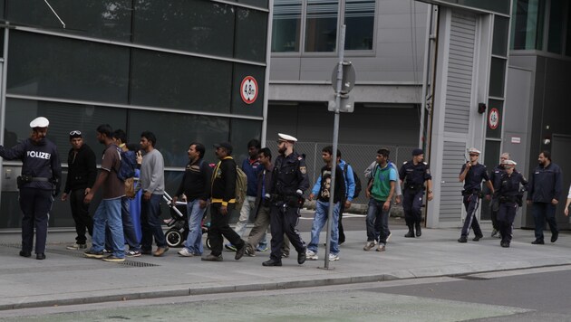 Die 12 Asylwerber, die in Linz aus einem Zug geholt wurden, wurden von der Polizei abgeführt (Bild: Markus Schütz/Kronen Zeitung)