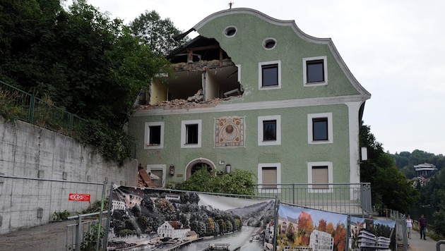 Es klafft ein Loch in der Fassade der Kösslmühle. Ein Baum soll den Schaden verursacht haben. (Bild: Klemens Fellner)