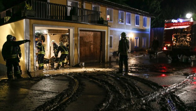 Die Feuerwehren rückten zu mehr als 40 Einsätzen aus: überflutete Keller, verschlammte Straßen. (Bild: laumat.at/Matthias Lauber)