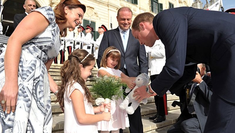 William kriegt für George einen Teddybären geschenkt. (Bild: AP)