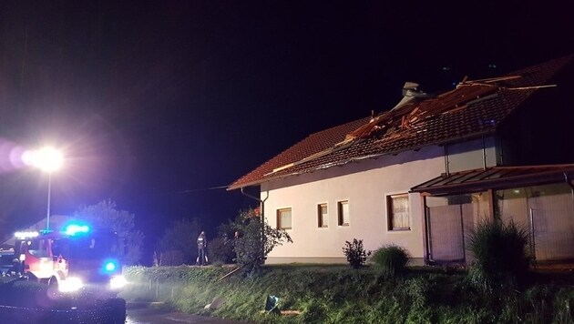 In Rabensdorf bei Feldkirchen deckte der Sturm ein Haus ab. (Bild: FF Feldkirchen)