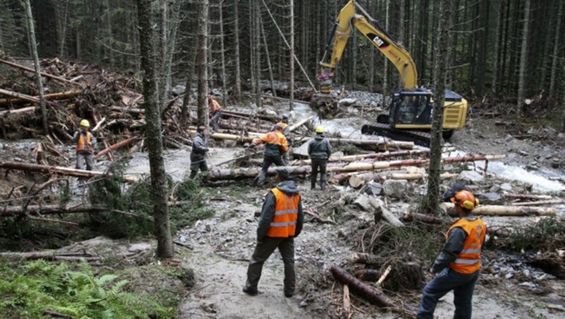 Ein Pionierzug des Bundesheeres im Einsatz nach Schäden durch Unwetter in der Obersteiermark (Bild: APA/BMLVS/WOLFGANG GREBIEN)