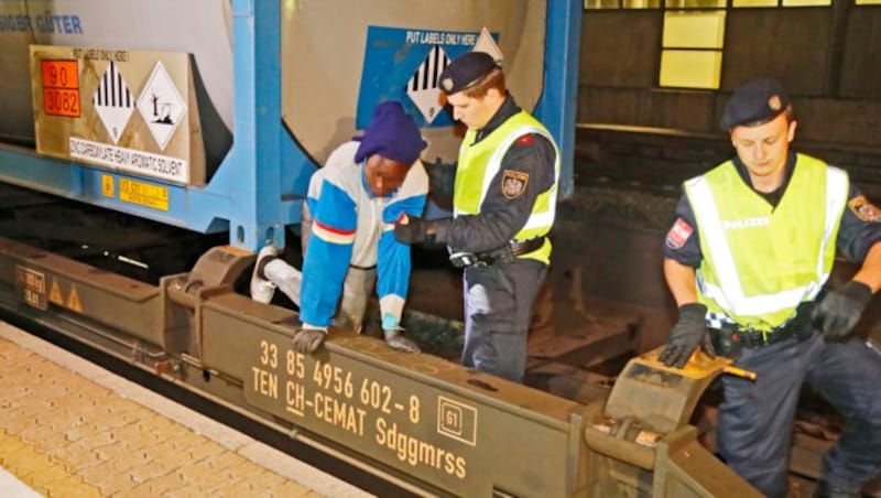 Die österreichische und die deutsche Bundespolizei sowie die bayerische Landespolizei haben sich auf verstärkte Güterzugskontrollen auf der Brenner-Grenze verständigt. (Bild: Christof Birbaumer)