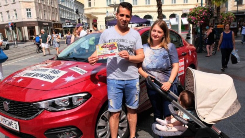 Omar (22) und Moammed Baiyer (31), Linz: "Für unsere Nicole ist der maxi.kindertreff perfekt." (Bild: Horst Einöder)