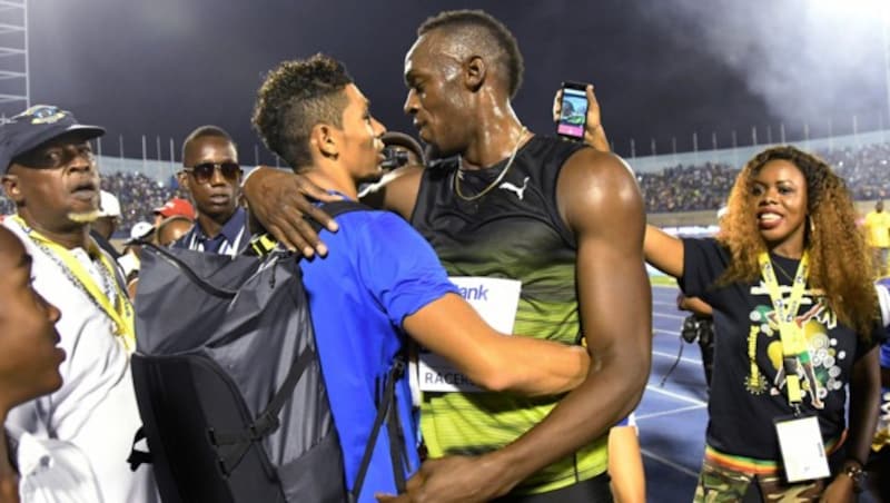 Usain Bolt umarmt Wayde van Niekerk, dem er zutraut, sein Erbe anzutreten (Bild: AP)