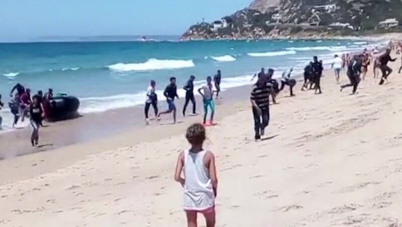 Die Flüchtlinge rannten nach der Ankunft über den Strand in einen nahe gelegenen Wald. (Bild: AP)