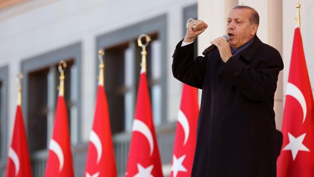 Erdogan wirbt gerne auch um die Austro-Türken. Wieviele davon sind auch noch seine Staatsbürger? (Bild: ADEM ALTAN / AFP / picturedesk.com)
