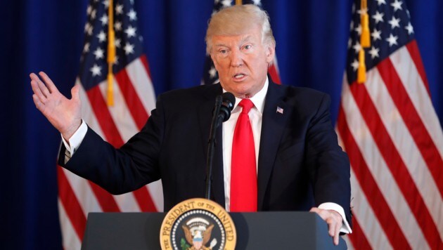 Trump äußerte sich bei einer Pressekonferenz im Trump National Golf Club zu der Gewalteskalation. (Bild: AP)