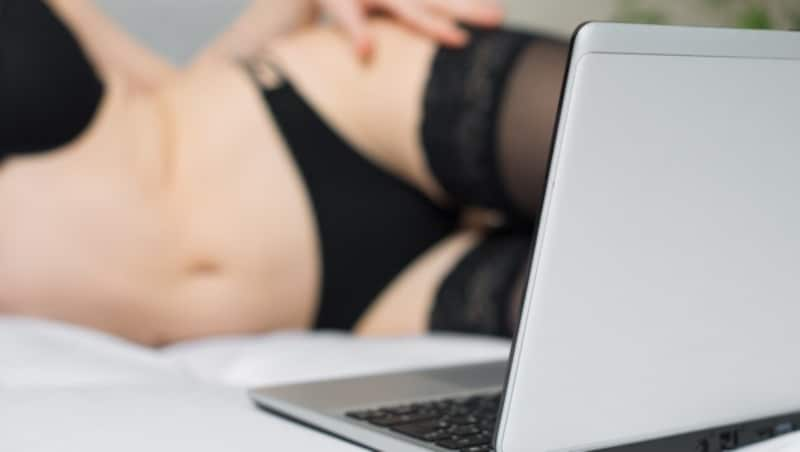 Pornografie hat das soziale Netzwerk Onlyfans groß gemacht, auf Druck von Investoren will man nun aber züchtiger werden. (Bild: stock.adobe.com)