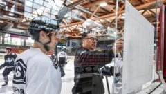 Head Coach Troy Ward erklärt seinen Cracks mit Hilfe des Taktikboards seine Spiel-Philosophie. (Bild: © Harald Dostal / 2017)