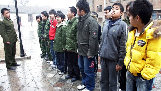 In Internet-Entzugslagern werden chinesische Jugendliche militärisch gedrillt. (Bild: AFP)