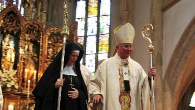 Erzbischof Lackner und die neue Äbtissin Veronika Kronlachner mit ihren Hirtenstäben. (Bild: Erzdiözese Salzburg)