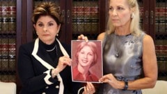 Robin (re.) mit ihrer Anwältin Gloria Allred mit einem Bild des Opfers, das es als 16-Jährige zeigt (Bild: AFP)