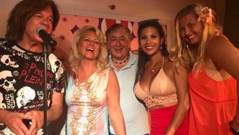 Lugner mit Sonja "Käfer" Schönanger, Nina "Bambi" Bruckner, Daniela Kennedy und Jürgen Drews (Bild: Privat)