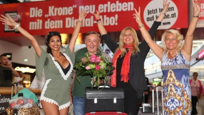 "Bambi", Lugner, Daniela und "Käfer" (in Wien- Schwechat gelandet (Bild: KRISTIAN BISSUTI)