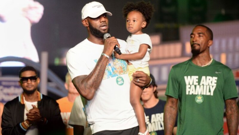 LeBron James mit seiner Tochter Zhuri (Bild: AP)