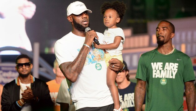 LeBron James mit seiner Tochter Zhuri (Bild: AP)