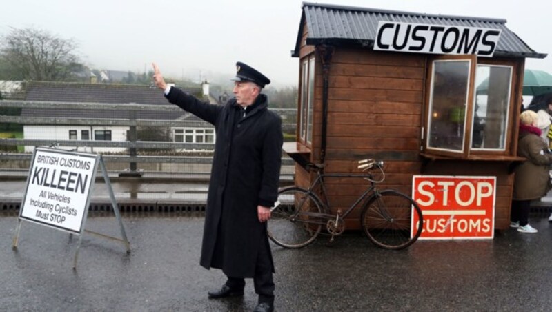 Demonstranten fakten nach der Brexit-Entscheidung einen Checkpoint für Grenzkontrollen. (Bild: AFP)