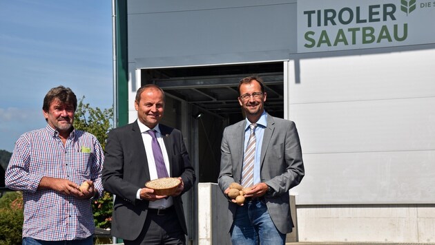 LHStv. Josef Geiser (Mi.), Landeskulturfonds-Chef Thomas Danzl und Josef Trenkwalder (li.). (Bild: Land Tirol/Entstrasser)