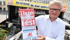 Spontan stieg Bürgermeister Luger auf den Kran und genoss den Ausblick auf die Hauptbühne. (Bild: Markus Wenzel)