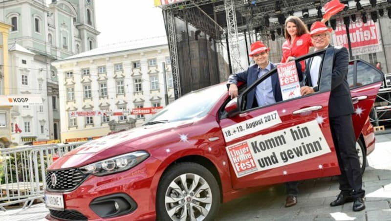 Bürgermeister Klaus Luger, OÖ-Kroneâ01C-Chef Harald Kalcher und â01EKroneâ01C-Mädchen bei der Stip-Visite. (Bild: Markus Wenzel)