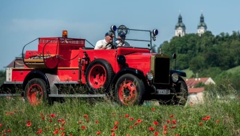 Klassiker auf vier Rädern sind zum Festauftakt im Schlossmuseum und am Weg dorthin zu erleben. (Bild: Werner Kerschbaummayr)