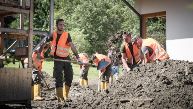 Die Pioniere des Bundesheeres aus Villach, Salzburg und Graz bekämpfen die Schäden (Bild: HBF/Daniel Trippolt)