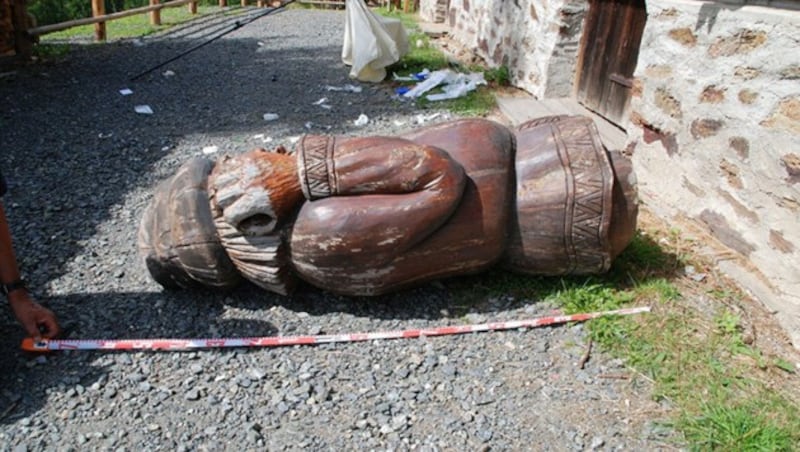 Diese 80 Kilogramm schwere Statue hat den Fünfjährigen erschlagen. (Bild: Polizei Kärnten)