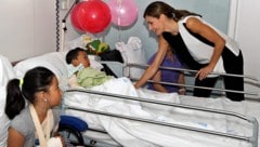 Königin Letizia besucht im Krankenhaus Kinder, die bei der Terrorfahrt in Barcelona verletzt wurden. (Bild: AP)