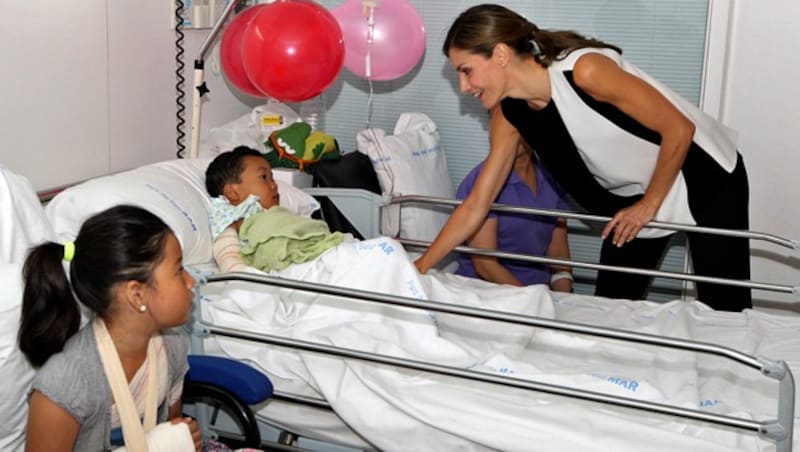 Königin Letizia besucht im Krankenhaus Kinder, die bei der Terrorfahrt in Barcelona verletzt wurden. (Bild: AP)