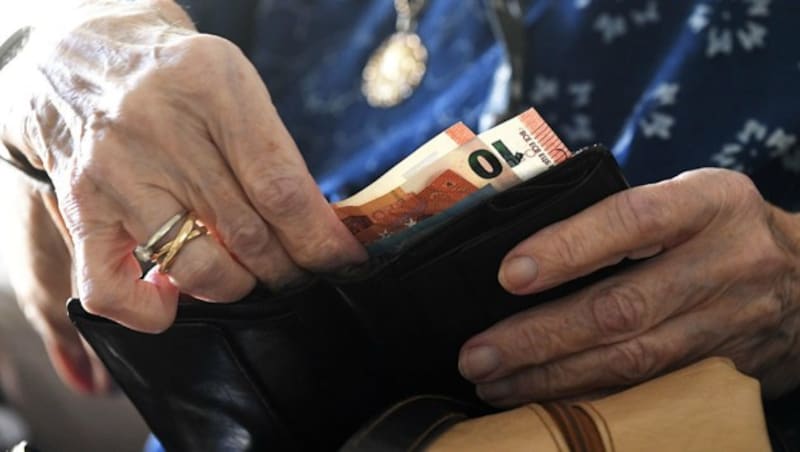 Bei einer Pension von 1000 Euro macht die Erhöhung 22 Euro pro Monat aus. (Bild: APA/HARALD SCHNEIDER)