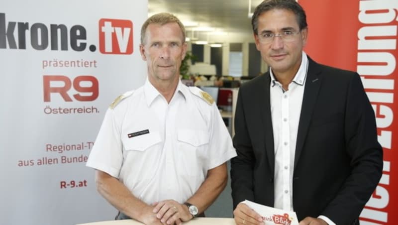 Brigadier Walter Feichtinger mit krone.at-Moderator Gerhard Koller (Bild: Reinhard Holl)