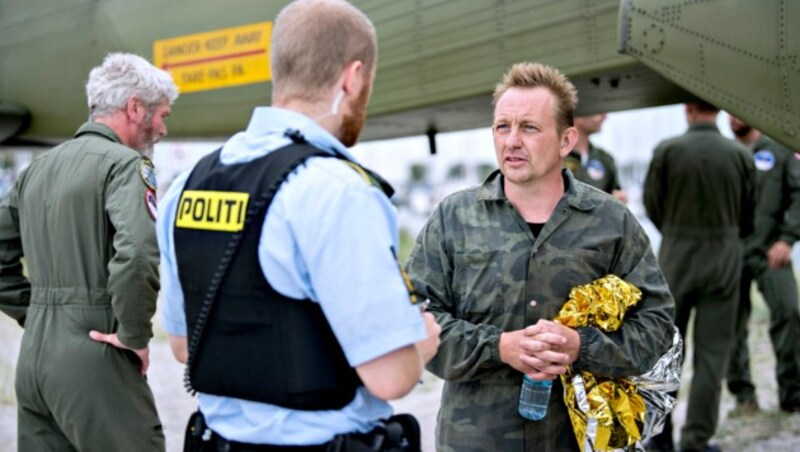 U-Boot-Bauer Peter Madsen im Gespräch mit einem Polizisten (Bild: AFP)